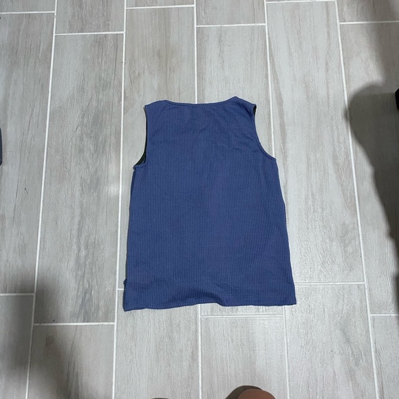 T-Shirt - Picture 2 of 3